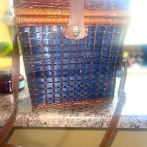 Vintage picnic basket the handle is coming off need to be fixed it is vintage